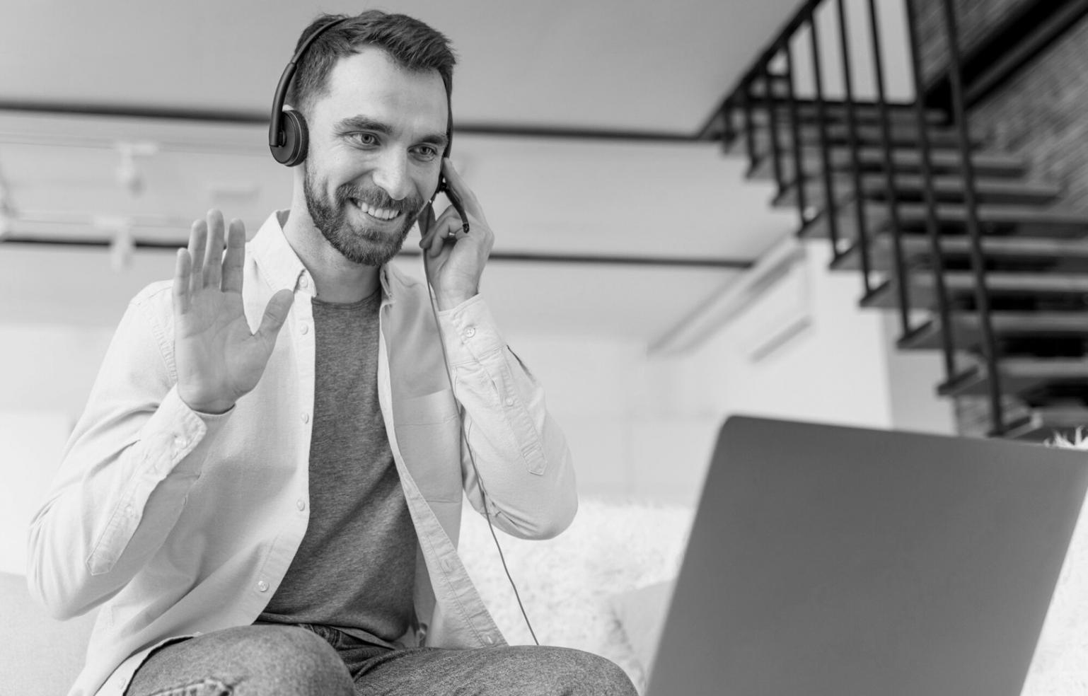 Vue d'ensemble d'une salle de formation moderne équipée pour l'apprentissage du reporting financier