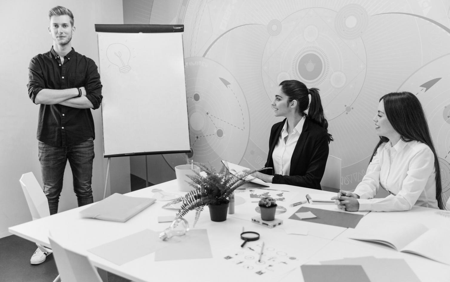 Session de formation en analyse financière avec documents et graphiques